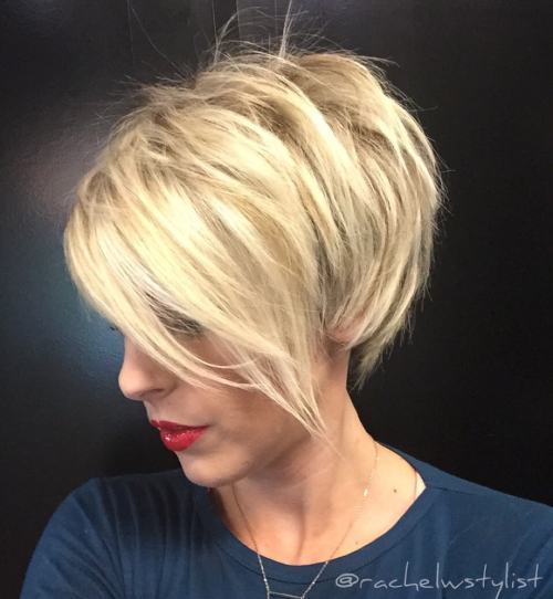 crăpat Blonde Pixie With Long Bangs
