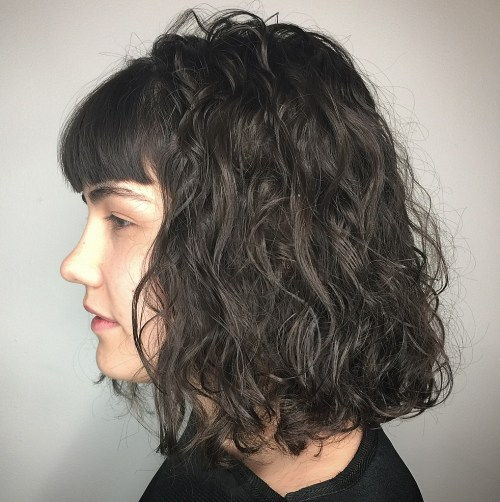 Lång Perm Hairstyle With Thin Curls And Short Bangs