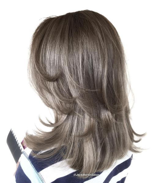 Axellängd Brunette Two-Layer Hairstyle