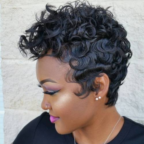 Svart Curly Pixie Hairstyle