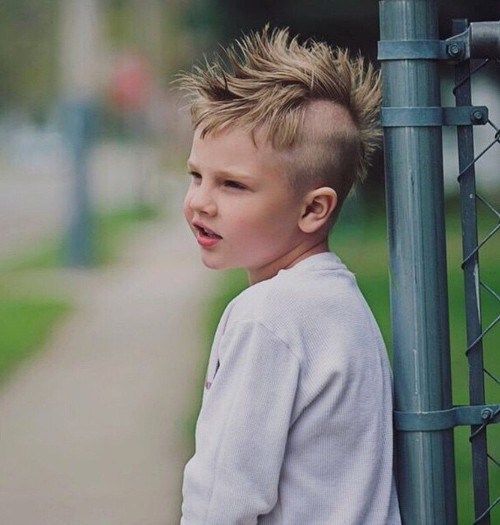 клинци mohawk with shaved sides