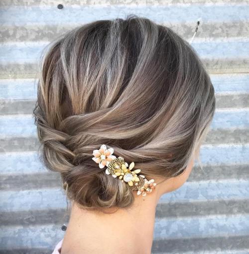 nízky Updo With Jewelled Barrette