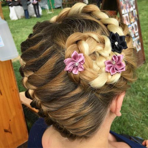 Плетени Updo With Fabric Flowers