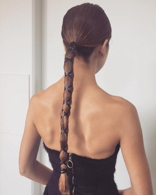 Lång Low Ponytail Hairstyle