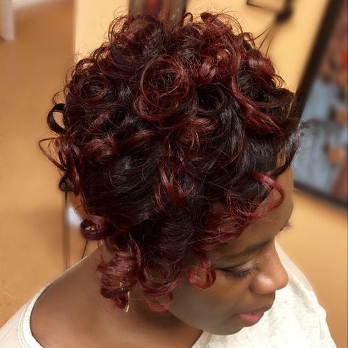 kort curly black hairstyle with burgundy highlights