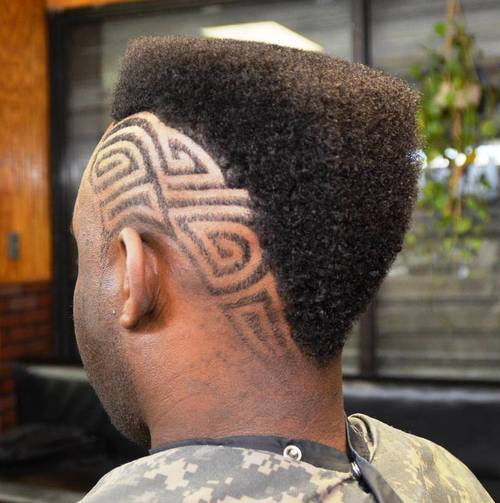 Črna flat top haircut with shaven designs