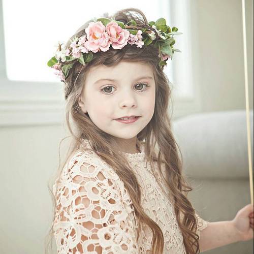 лако girls hairstyle with a floral headband
