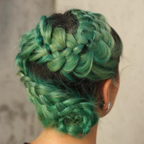 Pastell Green Messy Braided Updo