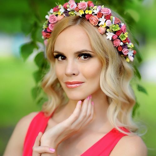 zvlnený blonde hairstyle with a floral headband