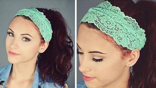 zvlnený ponytail with a lace headband