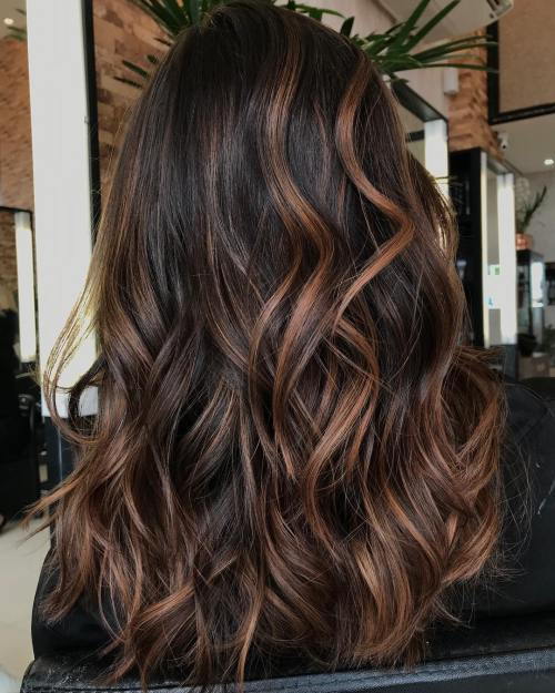 Vågig Brown Hair with Caramel Highlights