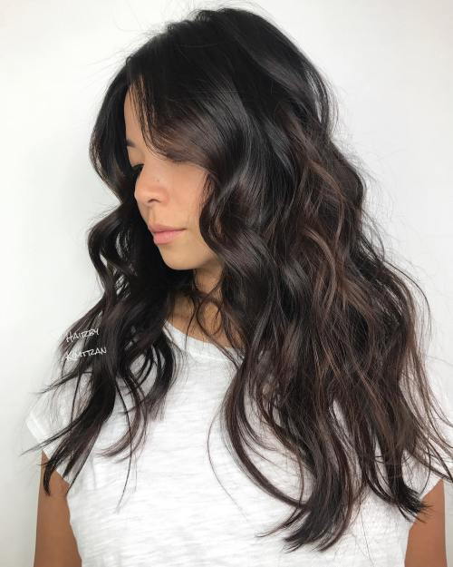 Lång Tousled Brunette Hairstyle