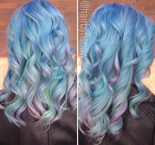 lockig pastel blue hairstyle with lavender highlights