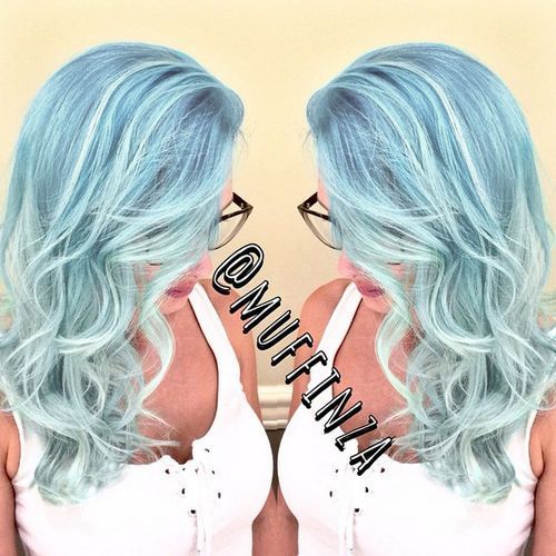pastell blue wavy hairstyle with subtle highlights 