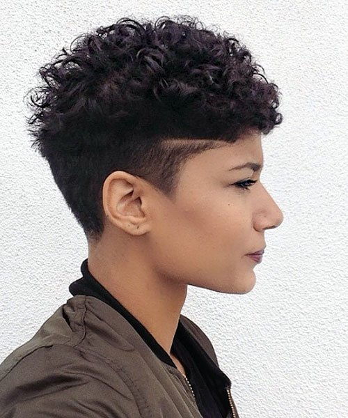 krátky curly undercut haircut for women
