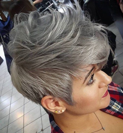 Kort Tousled Gray Hairstyle