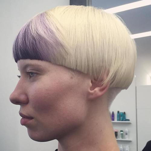 Blondă Mushroom Cut With Purple Bangs