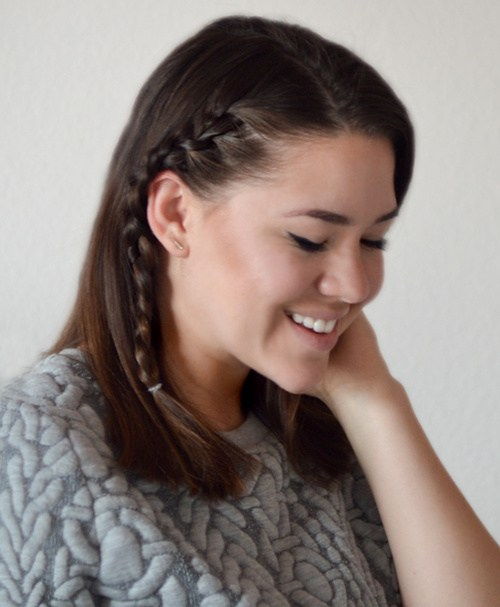 prostý and quick side braid hairstyle