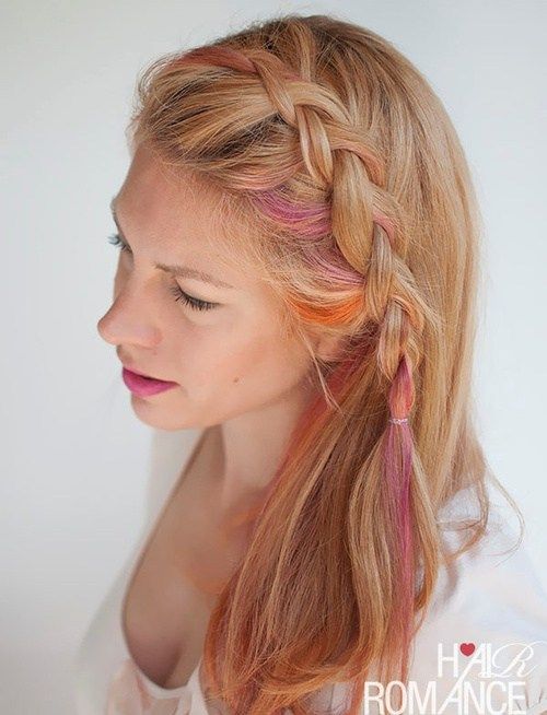 bočné braided hairstyle with colorful strands