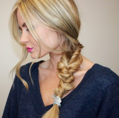 roztomilý loose side braid hairstyle