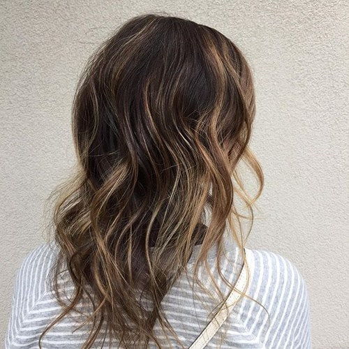 medium wavy hairstyle with highlights for thin hair