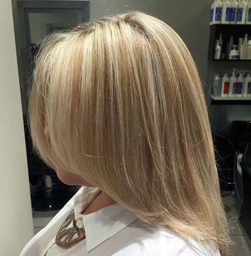 stredná blonde hairstyle with subtle highlights