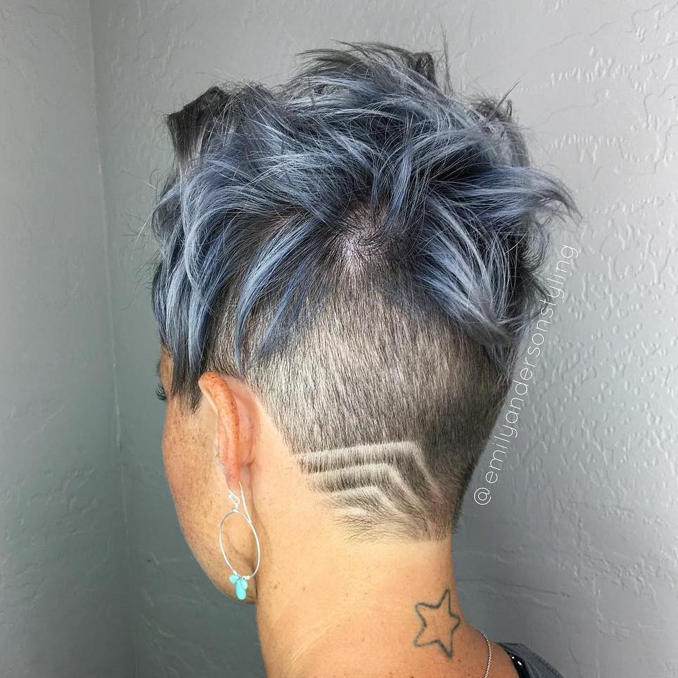 Kort Pastel Blue Hair With Back Undercut