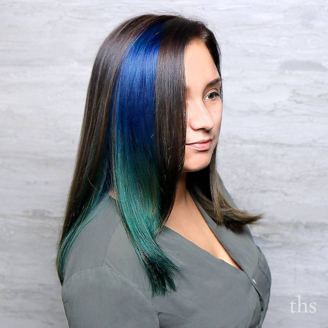 hnedý Hair With Blue And Green Streak