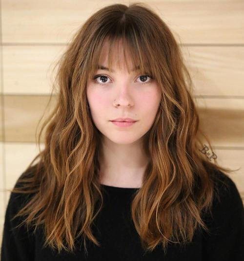Дуго Wavy Hairstyle With Straight Bangs