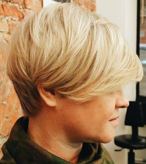 mic de statura blonde haircut with reverse ombre