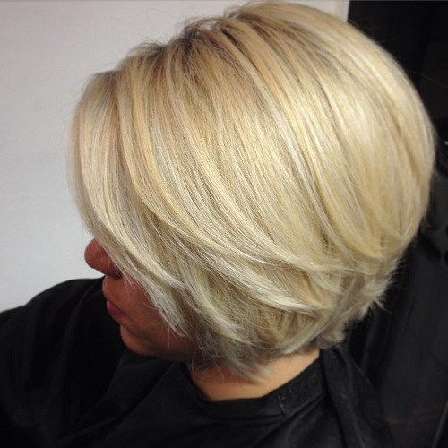 blondă layered bob with highlights