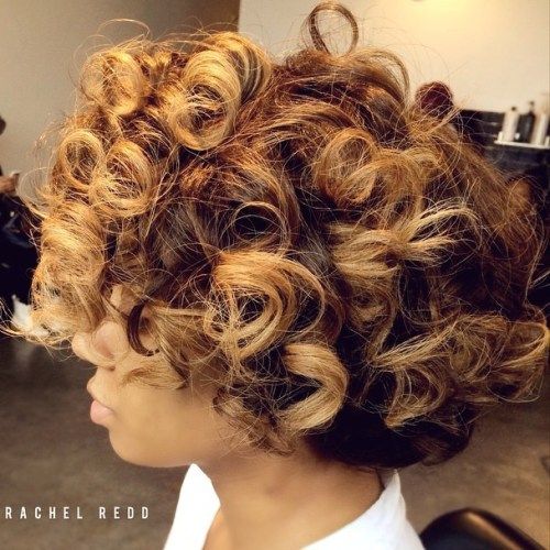 Kort Curly Black Hairstyle With Highlights
