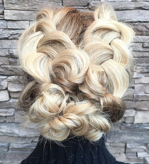 blondínka updo with chunky braids