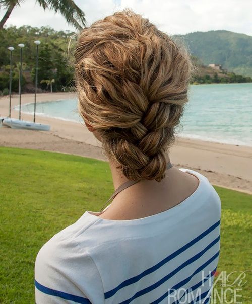 Uşor braided updo for curly hair