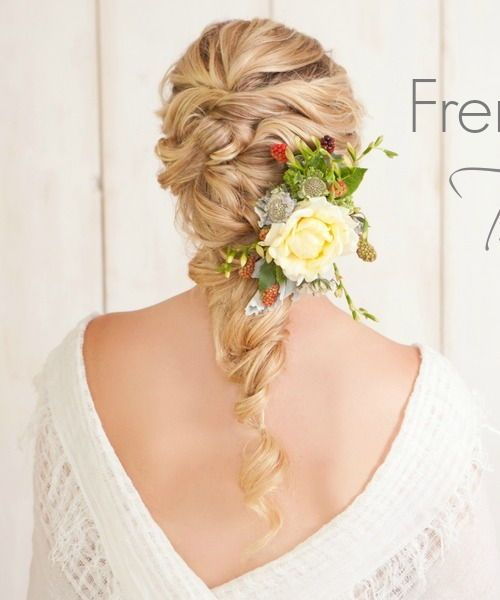 afânat twisted hairstyle with flowers