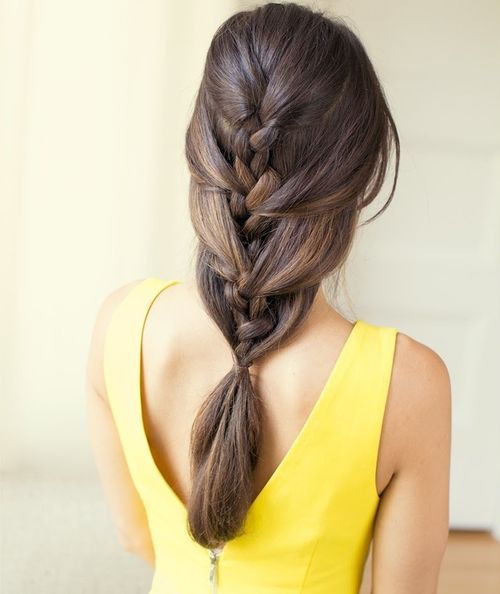 Uşor loose French braid hairstyle