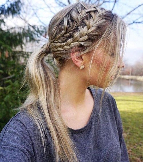 Два Braid And Pony Messy Hairstyle