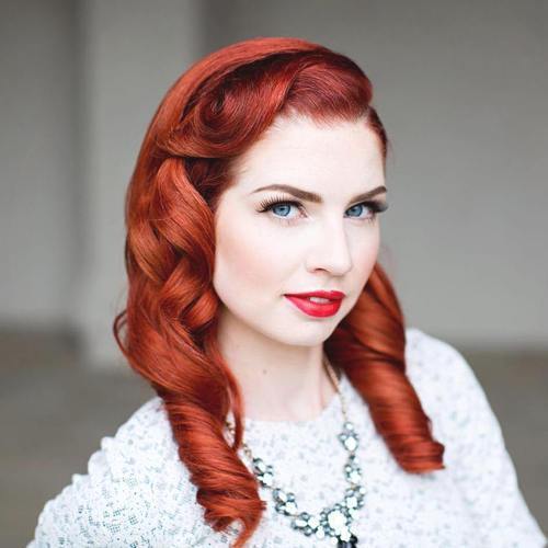 röd curled vintage hairstyle