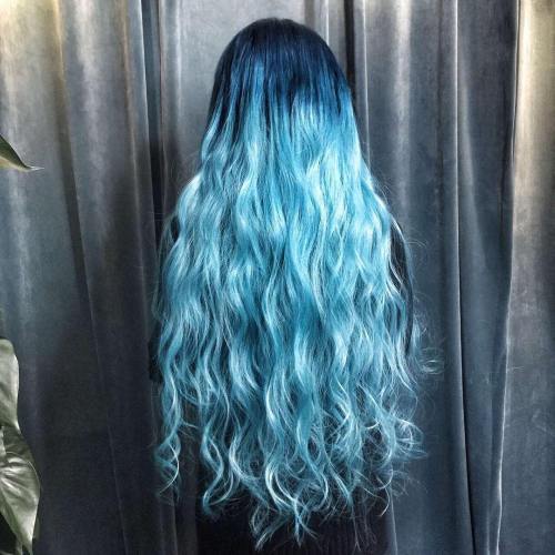 Lång Pastel Blue Hair With Dark Roots