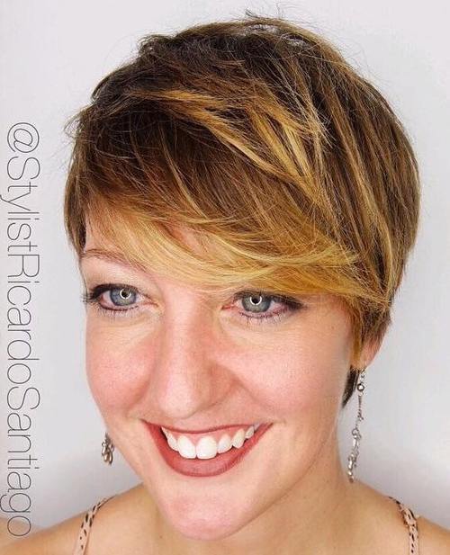 mic de statura sassy brown pixie with golden blonde balayage highlights