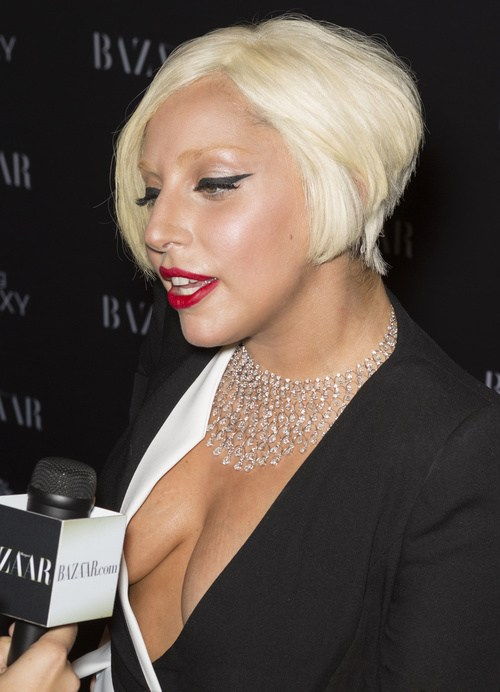 doamnă Gaga stacked bob hairstyle