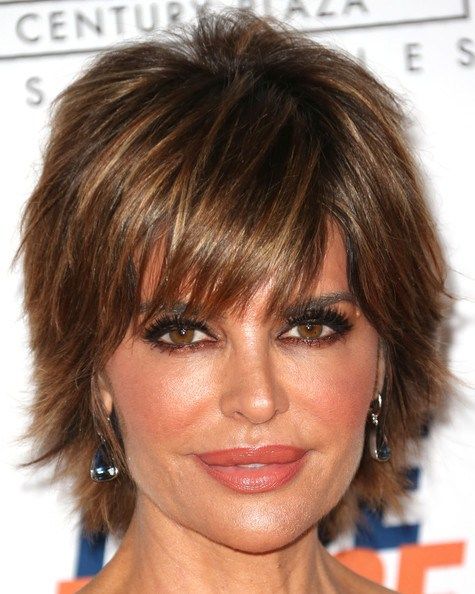 Lisa Rinna short layered hairstyle with highlights