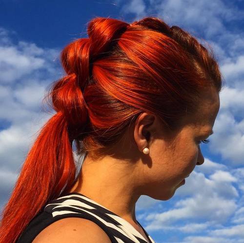 röd mohawk braid with a low ponytail