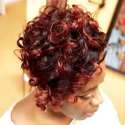 röd curly hairstyle for black women