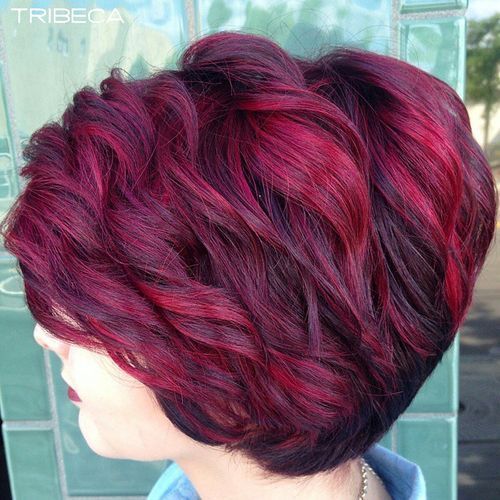 kort layered hairstyle with burgundy highlights