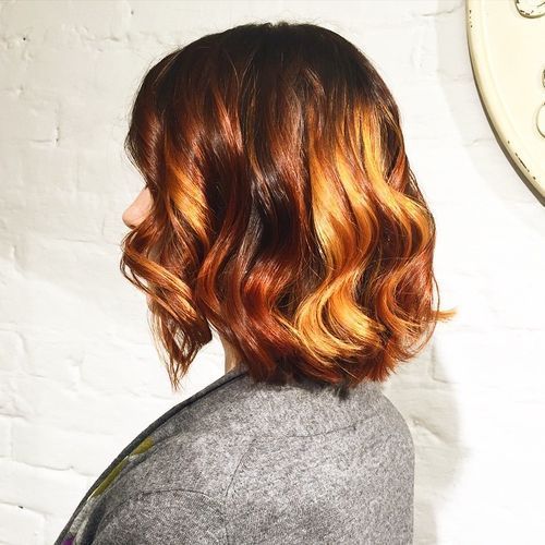 lång wavy red bob with golden blonde balayage