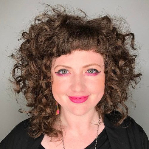 stredná Curly Hairstyle With Short Bangs
