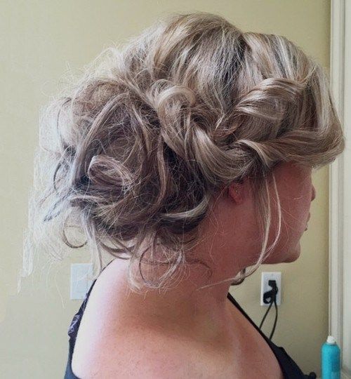 chaotický updo with side twists