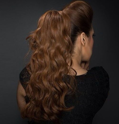lång wavy ponytail with a bouffant