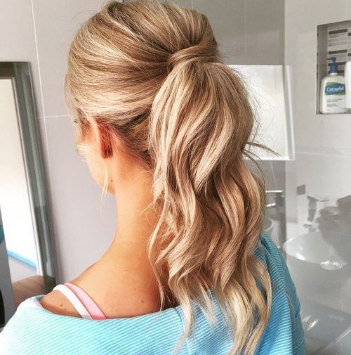 blondă wavy ponytail for balayage hair